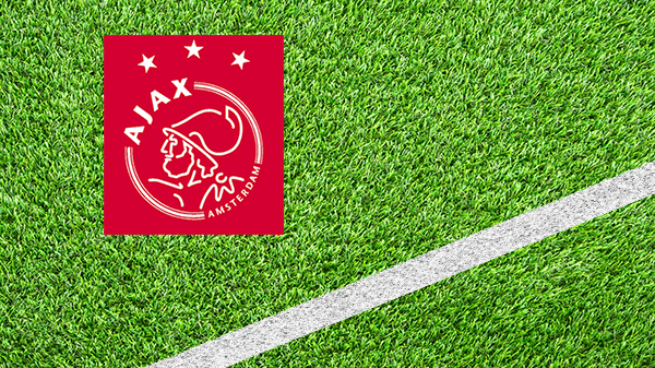 Logo voetbalclub Amsterdam - AFC Ajax - Amsterdamsche Football Club Ajax - in kleur op grasveld met witte lijn - 600 * 337 pixels